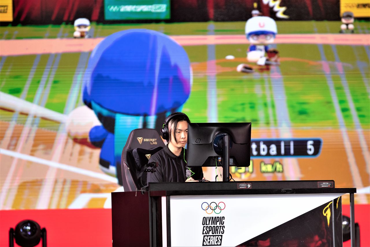 棒球比赛采用了科乐美数码娱乐公司的“eBASEBALL 实况力量棒球2022”展开较量 ©EYEPRESS via Reuters Connect