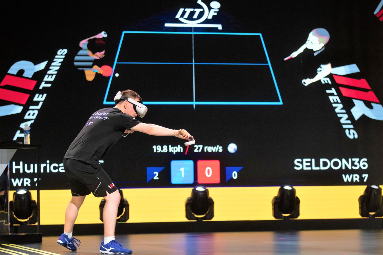 乒乓球比赛作为表演赛举行，使用了VR乒乓球游戏“Eleven VR” ©EYEPRESS via Reuters Connect