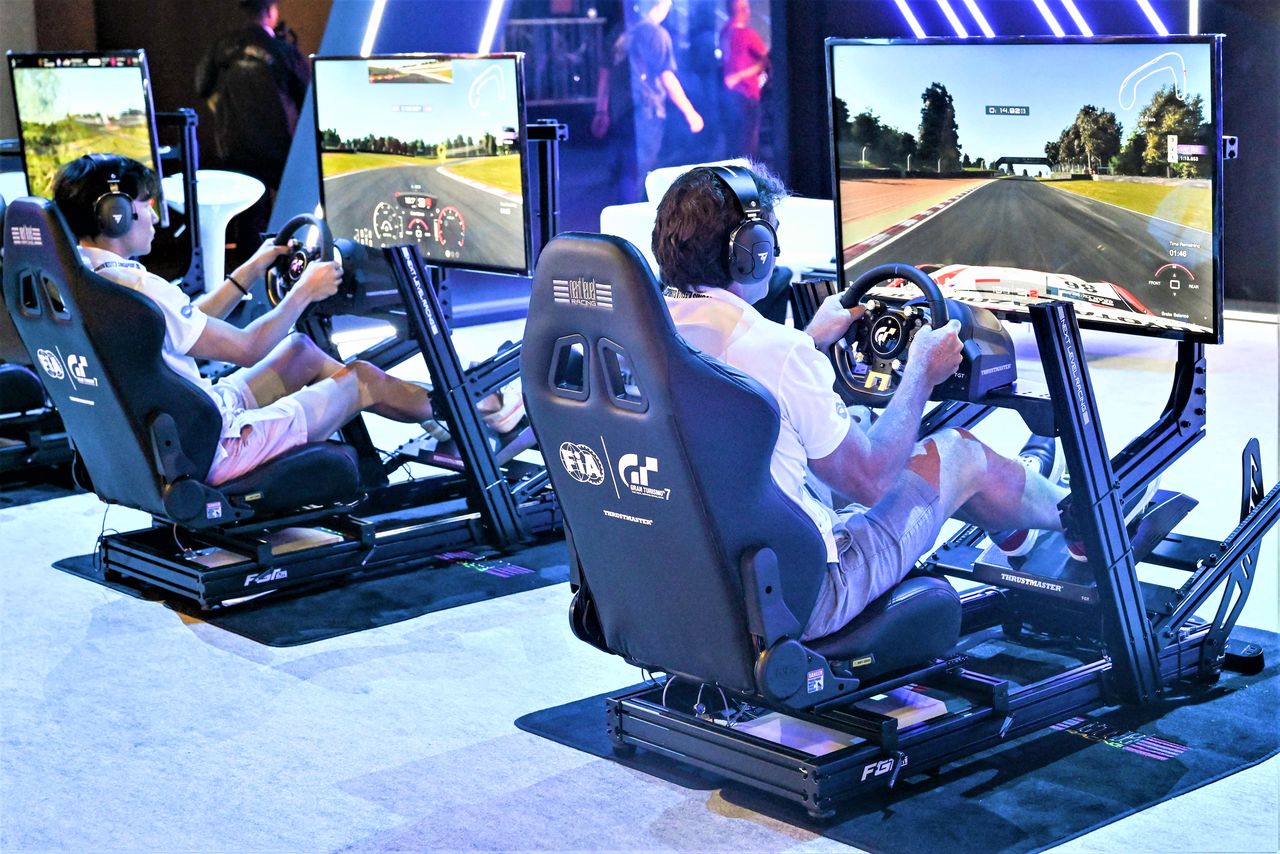 赛车比赛开始前，观众通过索尼互动娱乐公司的“GT赛车7”体验比赛。活动期间，观众亲身体验了各种电竞游戏（AFP/时事社）