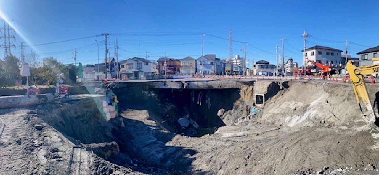 埼玉县八潮市某县道交叉口发生路面塌陷。坑洞直径达到40米,2025年2月4日,草加八潮消防局提供(图片:时事社)