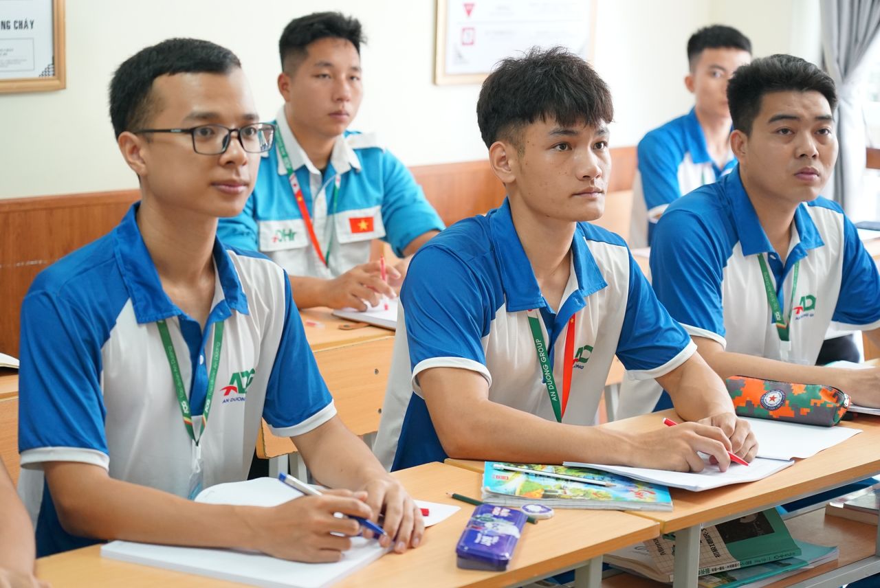 为准备赴日,技能实习生们在越南派遣机构运营的教育中心学习日语,2024年6月17日,河内(图片:笔者)