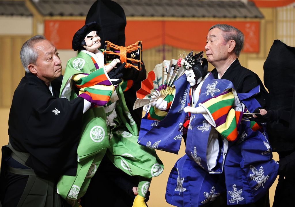 文乐的桐竹勘十郎(左)和吉田和生(右)在国立剧场翻建闭馆纪念仪式上献上精彩表演,2023年10月,东京都千代田区(共同社)