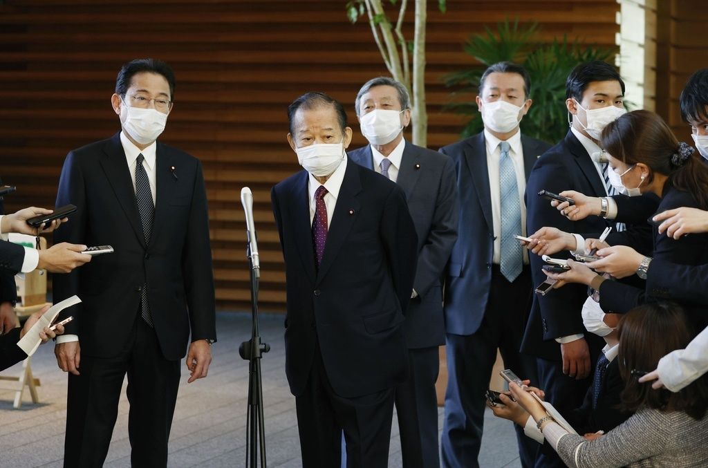 围绕面向全体国民每人发放10万日元补贴一事，自民党政调会长岸田文雄（前排左）和干事长二阶俊博（前排右）与安倍首相会谈后接受媒体采访。2020年4月16日，首相官邸（共同社）