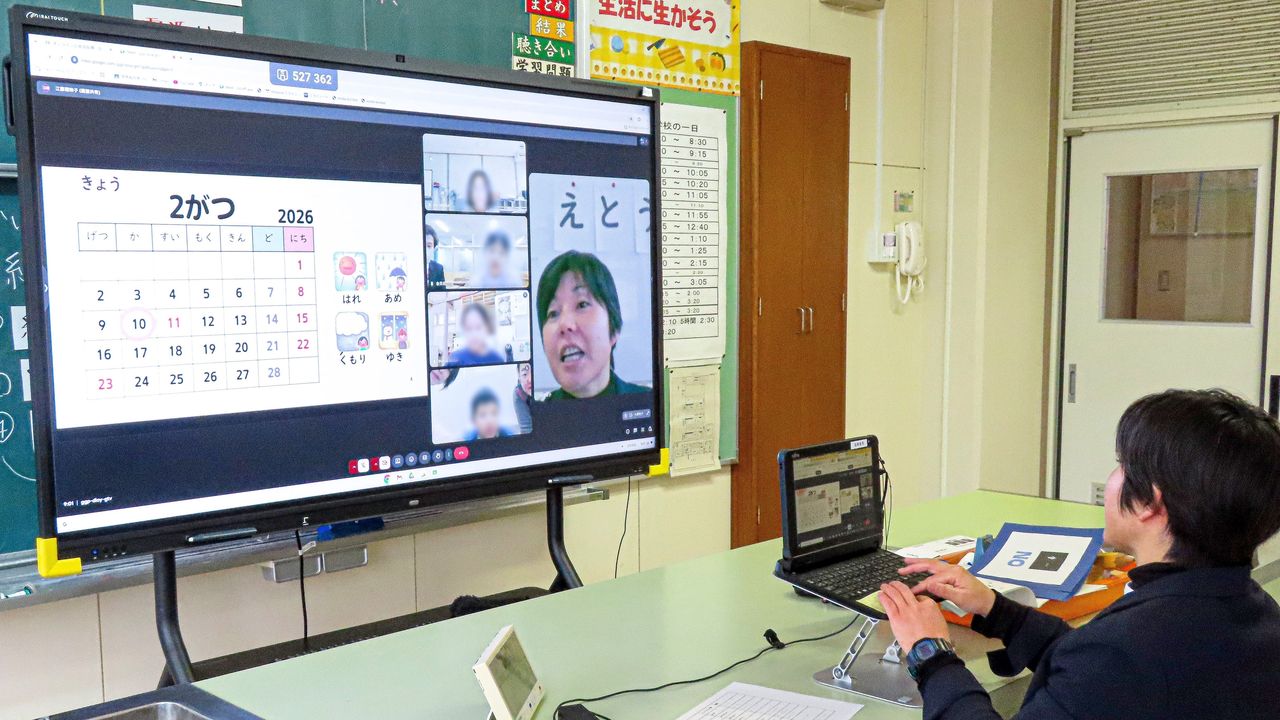 福冈市教委开始试行面向外国儿童开展远程授课(图片:田中圭太郎)