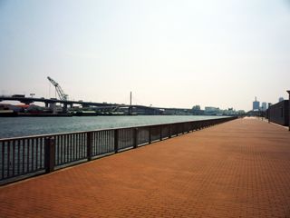 通过修复完善散步道等设施,神户的港口地区获得了新生