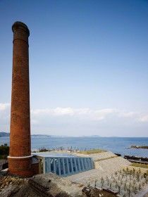 犬岛的艺术工程项目——“精炼所”,一个在保存铜冶炼所遗址的基础上建成的美术馆。在这里,既有的烟囱、矿渣砖瓦、阳光和地热等自然能源得到充分利用。(照片提供:直岛福武美术馆财团)