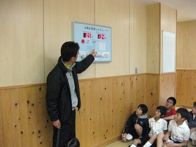 在政府主导下,为推进环保型学校设施(生态学校)的建设,中小学校正在逐步导入太阳能发电。这样既可减少环境负荷,同时也是环境教育的活教材。(照片提供:文部科学省)