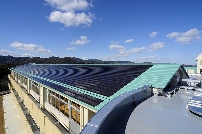 在政府主导下,为推进环保型学校设施(生态学校)的建设,中小学校正在逐步导入太阳能发电。这样既可减少环境负荷,同时也是环境教育的活教材。(照片提供:文部科学省)