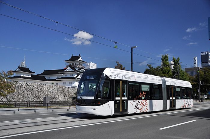 以有利于人类和环境的公共交通为目标,富山市导入的有轨电车“CENTRAM”(2009年12月开始运行)。(照片提供:富山市)