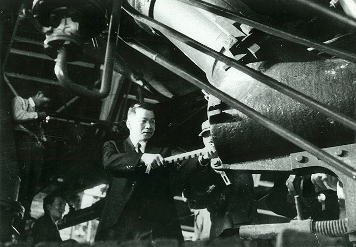 西山弥太郎(川崎制铁株式会社第一代社长、照片中央者) 日本战后重建的功臣。当时,建设钢铁联合企业的想法被认为是非现实的,遭到周围的极力反对。但作为技术经营者的西山确信,日本的重建,钢铁必不可少,从而积极推进了川崎制铁公司千叶制铁所的建设。(照片提供:JFE Steel株式会社)