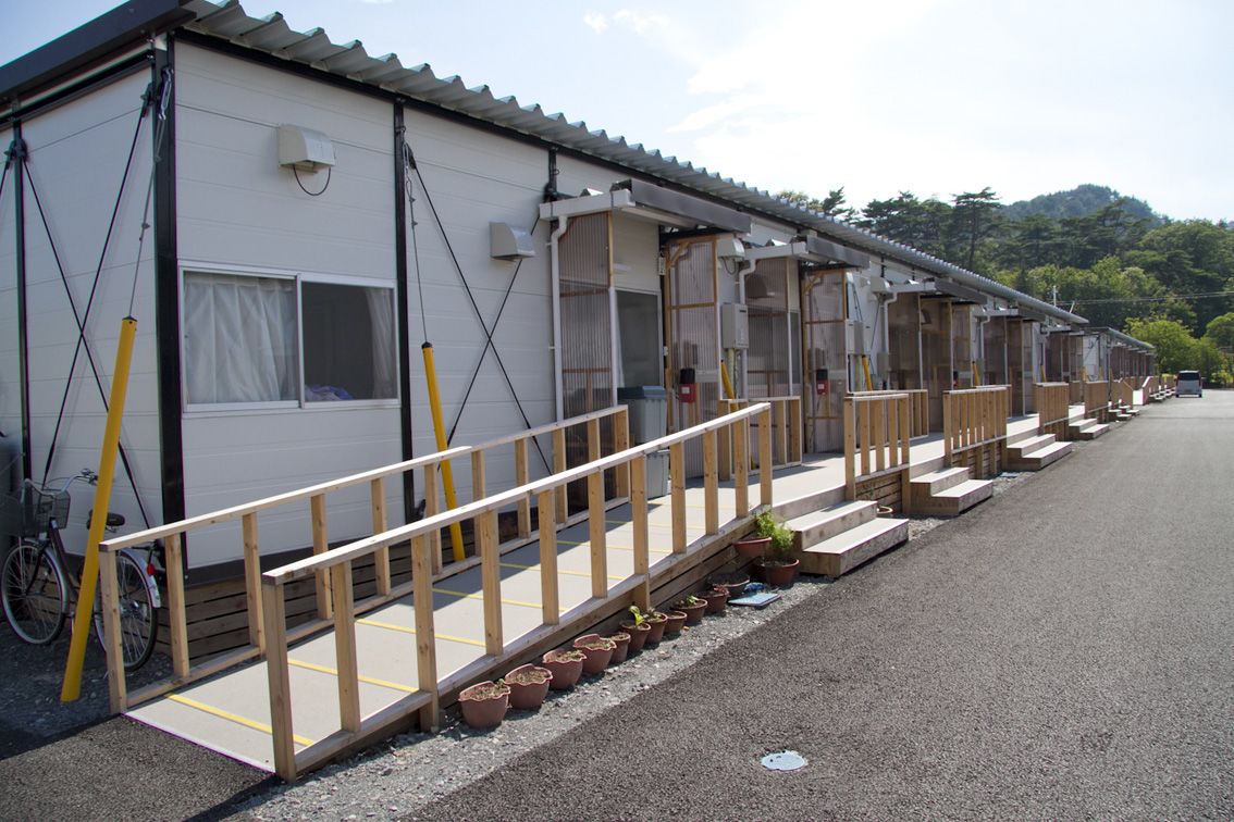 综合体育馆旁边的临时住宅。尽管是在白天,也难以见到人影。