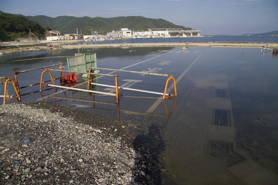港口周围的道路至今依然被水淹没