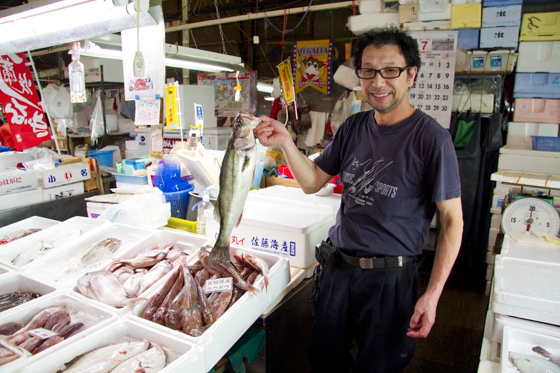 在笑容满面述说着的铃木清孝。