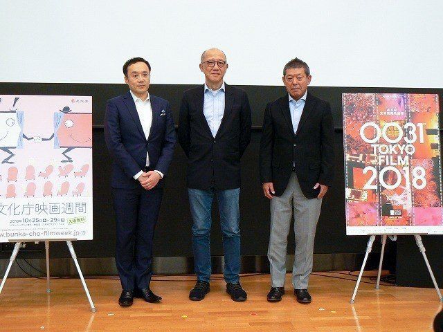 张家振（右）与笔者（左2，裁剪照片后为左）在东京国际电影节的“日中电影合作摄制的新发展”主题研讨会上对谈。（2018年10月，东京港区）　©2018 TIFF