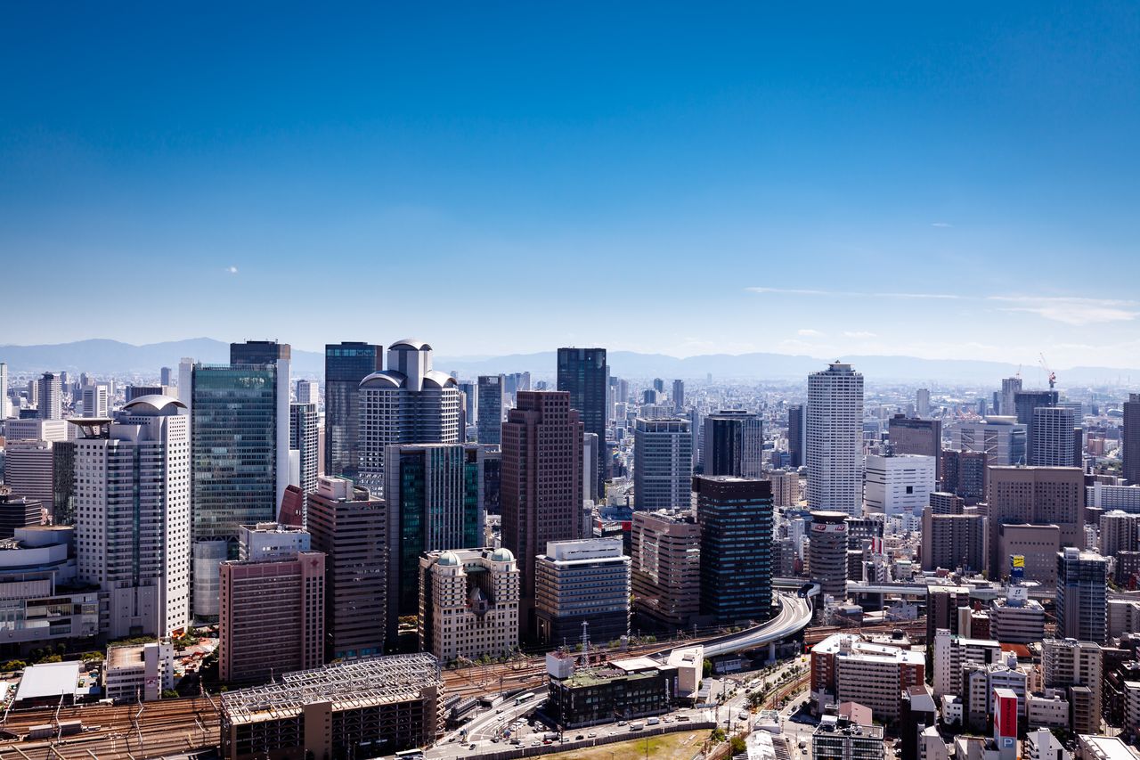 从梅田蓝天大厦的空中庭园眺望大阪市区（摄影：三轮宪亮）