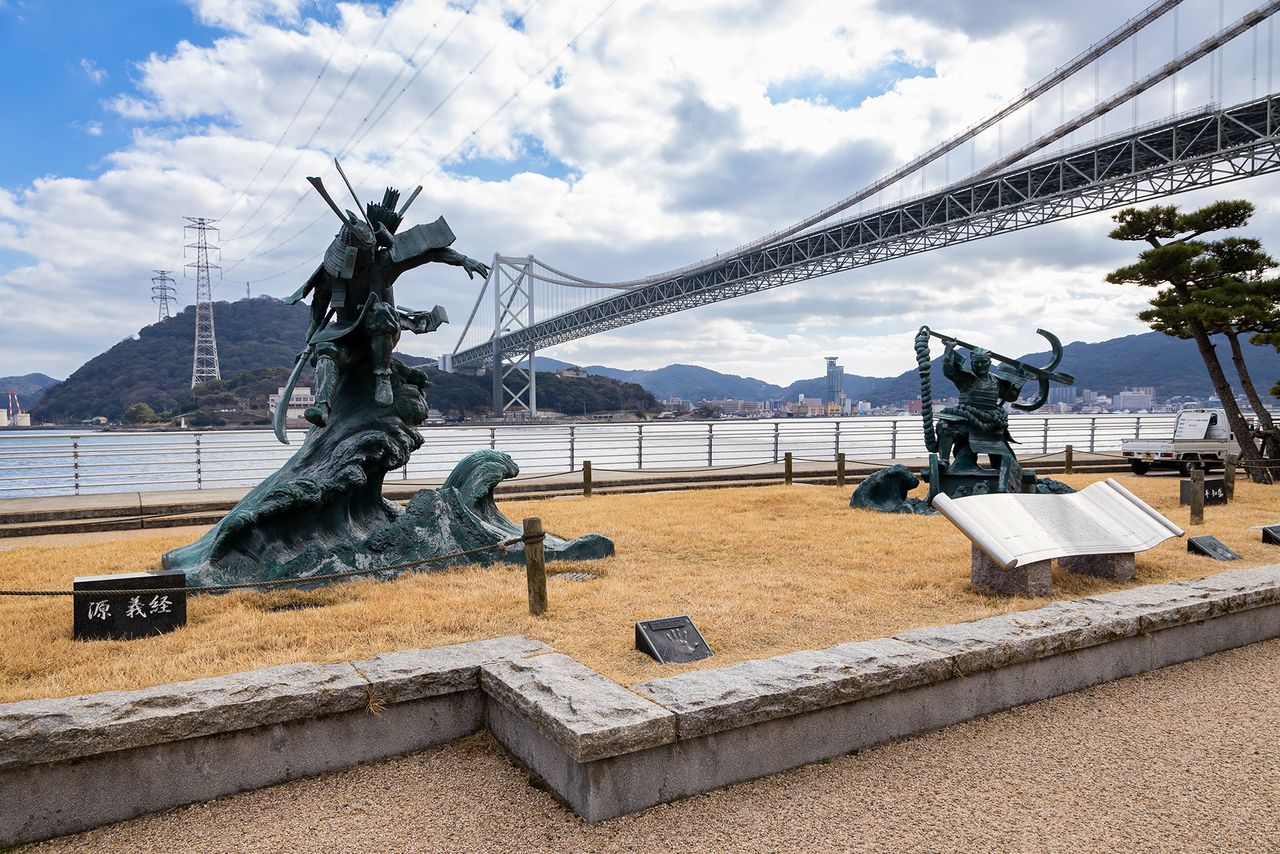 坐落在坛之浦古战场遗址的源义经和平知盛的雕像。背后是连接本州与九州的关门桥（HASHINO Yukinori摄）