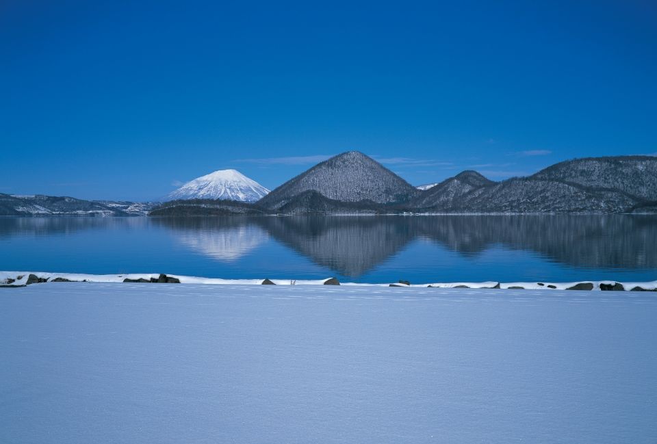 冬季的洞爷湖（图片提供：洞爷湖町）