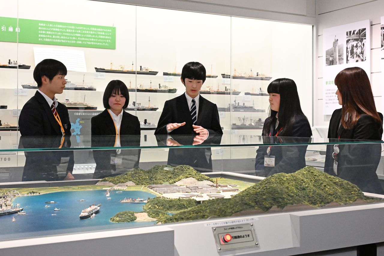 悠仁在归国纪念馆向学生讲解员提问(记者团代表摄影,时事社)