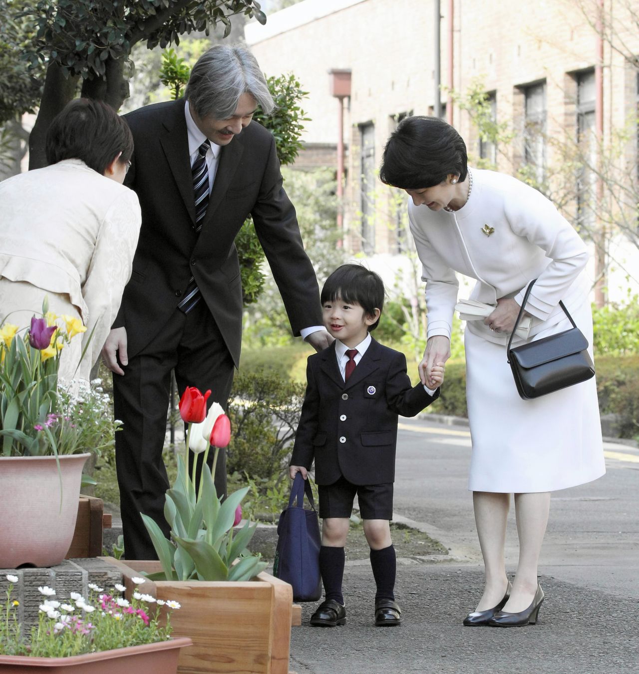 悠仁在秋筱宫夫妇陪伴下前去参加幼儿园入园仪式(记者团代表摄影,时事社)