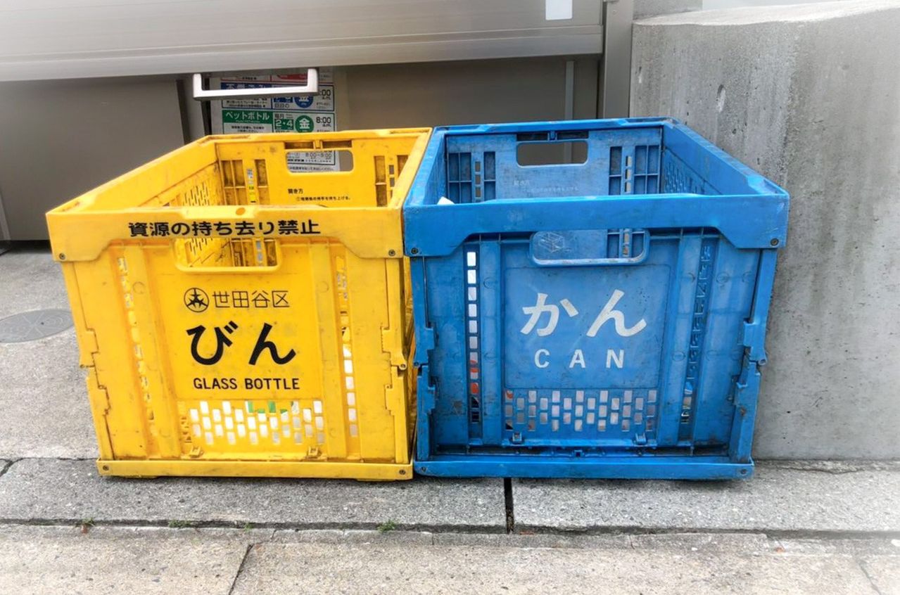 居民区内垃圾回收点的分类垃圾箱。分别用来放玻璃瓶（左）和罐子（右）（作者提供）