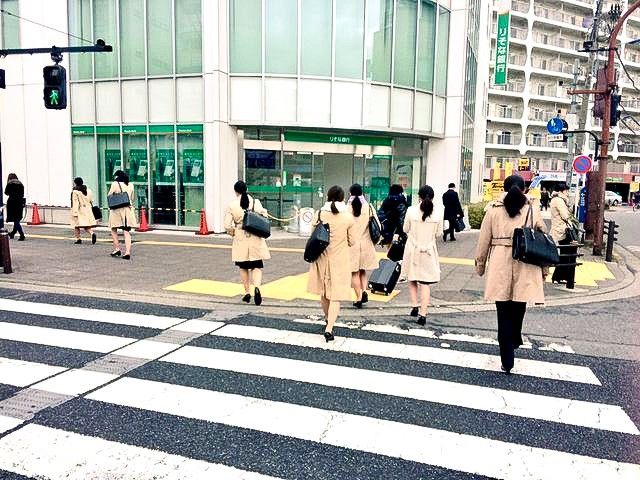 日本街头就职的女大学生（作者提供）