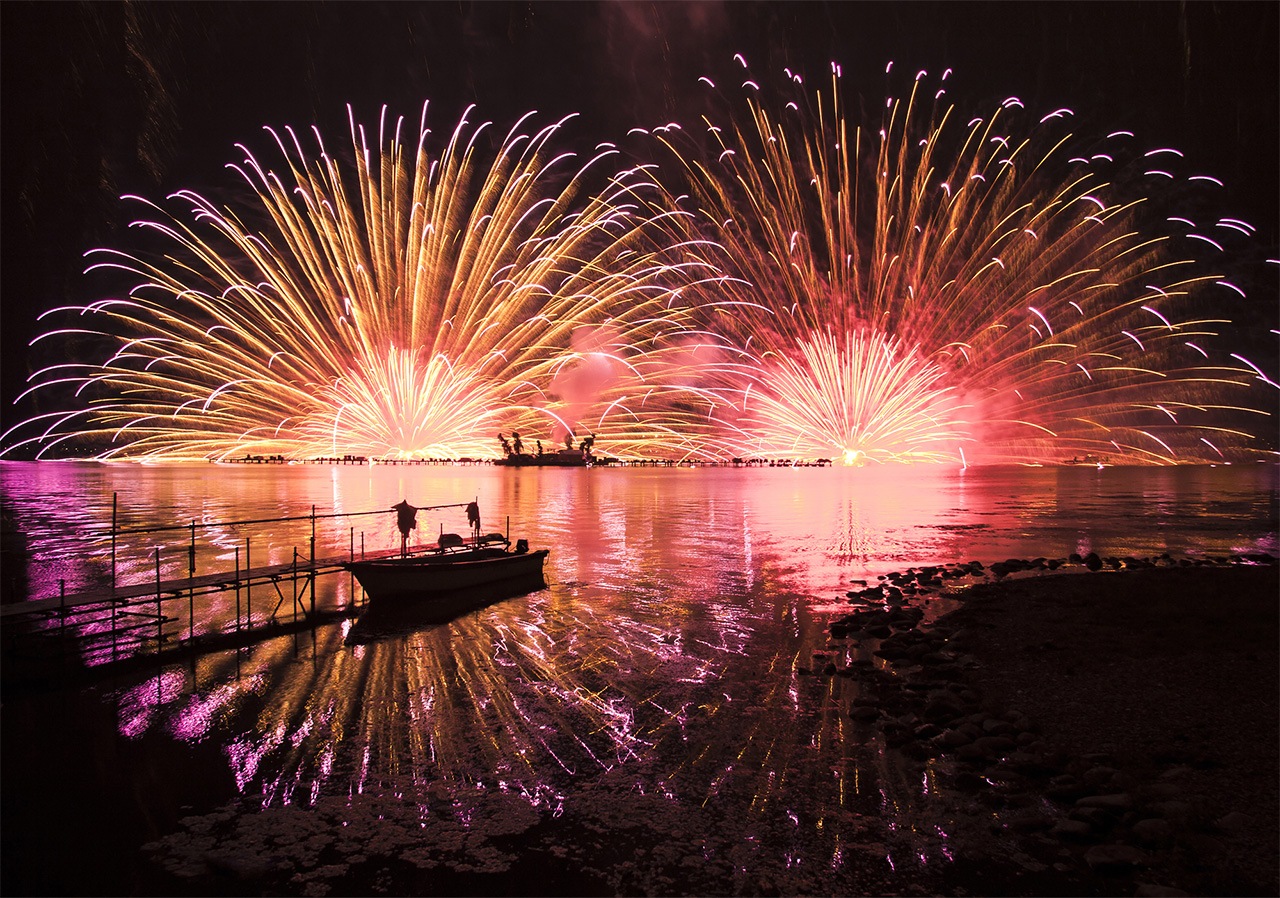 日本最大规模的诹访湖花火大会，大约燃放4万个烟花。尼亚加拉烟花的宽度可以达到2公里