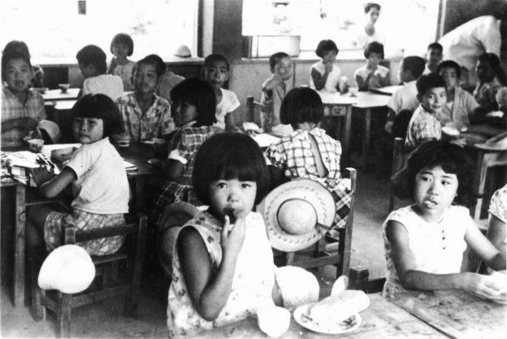 二战刚结束时的学校供餐，只有面包和脱脂奶粉