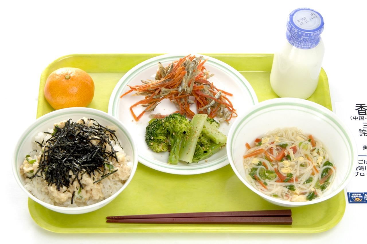 现在日本所有的学校供餐中肯定都有牛奶