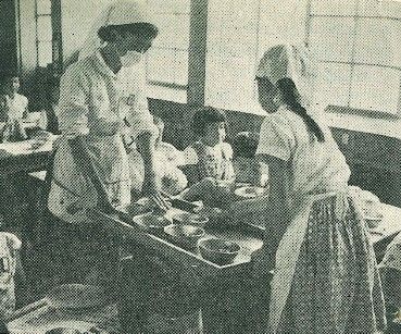 高年级学生为低年级学生分配饭菜（1961年前后的场景，月刊《学校供餐》2021年7月号·注）