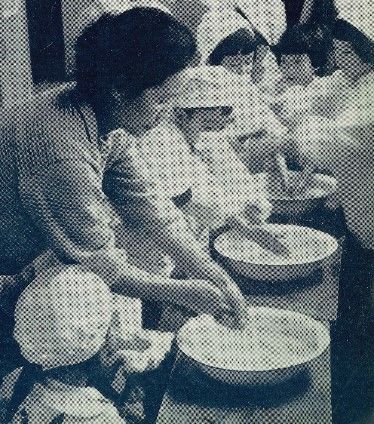 教室里备有盛放消毒液水盆，供餐值日生和老师洗手消毒（1962年前后的场景，月刊《学校供餐》2021年7月号·注）