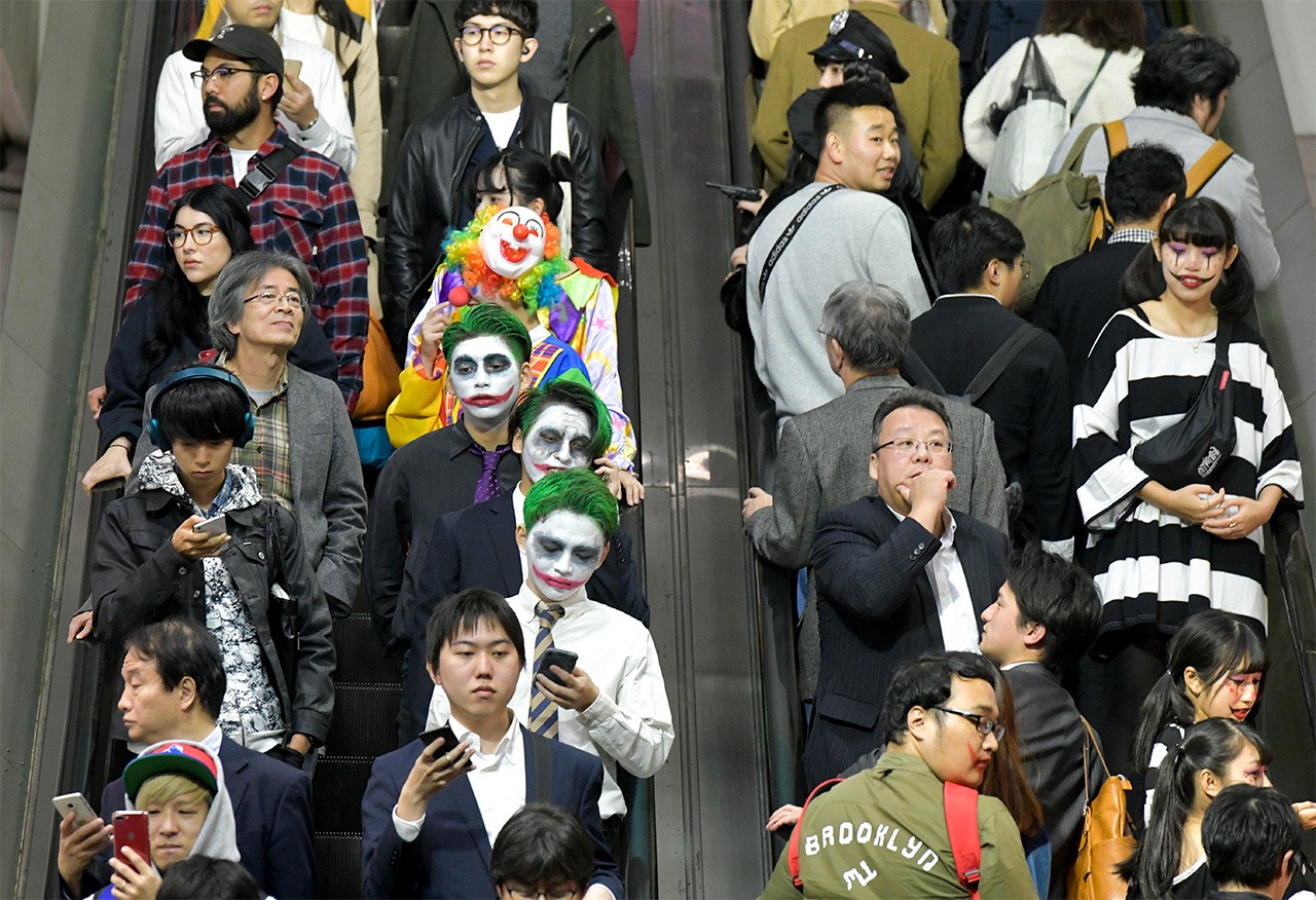 万圣节之夜，涩谷站的自动扶梯人满为患，打扮怪异年轻人尤其引人注目　2018年10月31日（东京涩谷）（时事社）