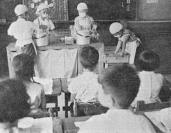 在教室里分餐的孩子们（1971年前后，岐阜县多治见市立养正小学）