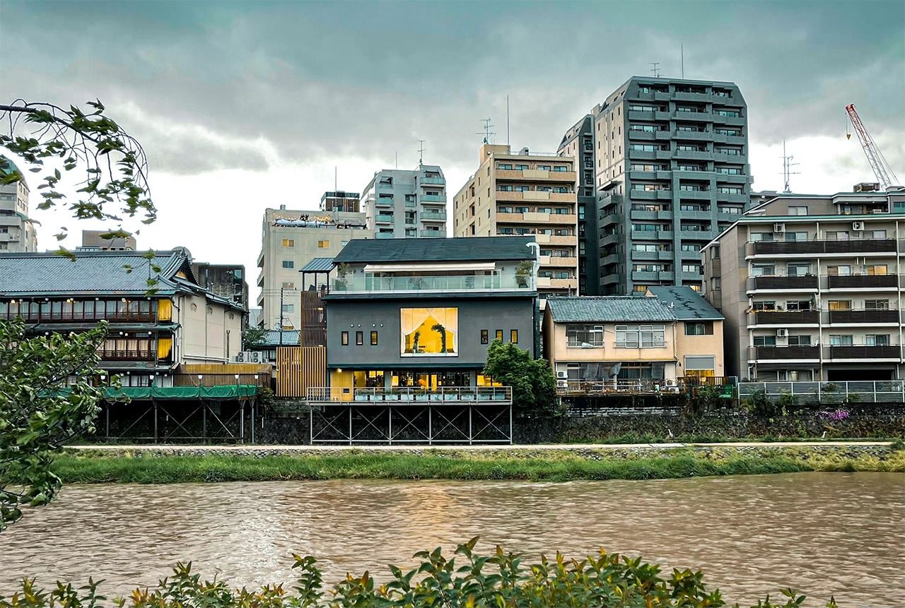 鸭川河边那些搭建有凉台的餐馆，还是京都人夏日里纳凉消暑的好去处