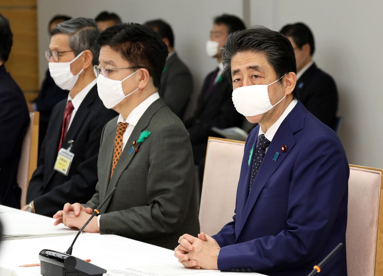 安倍首相和政府官员 (照片:首相官邸)