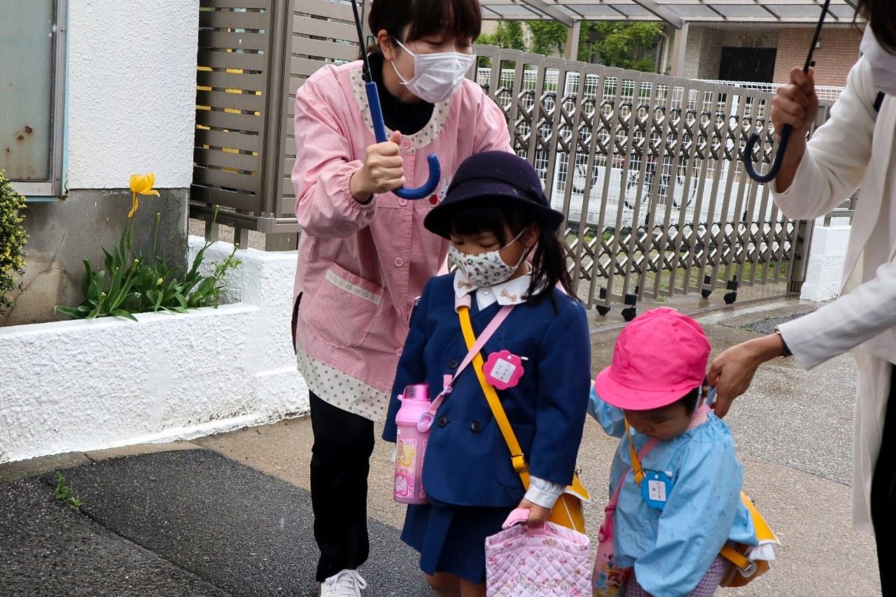 小朋友戴上妈妈的自制口罩上幼儿园
