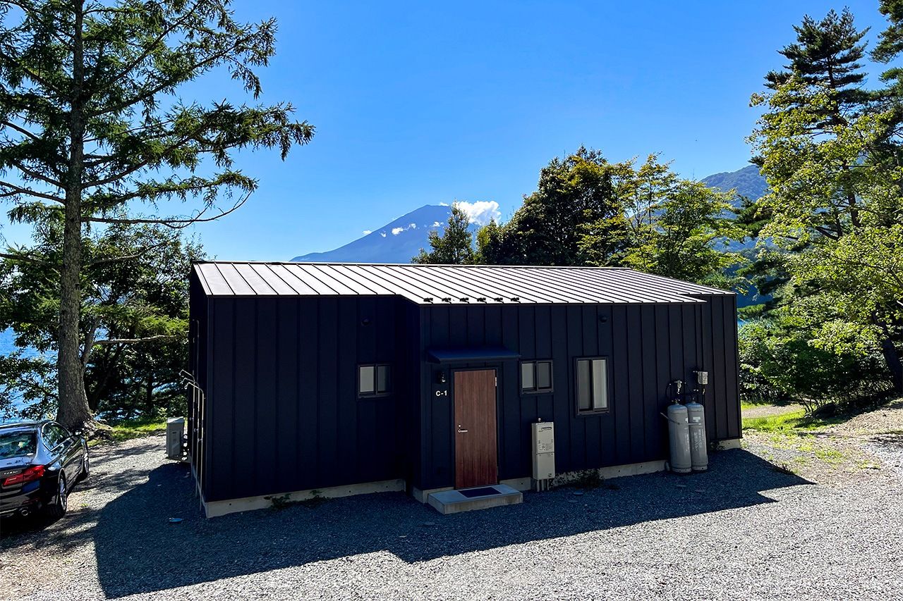 我们预定的小木屋，正对富士山，左侧可以停车