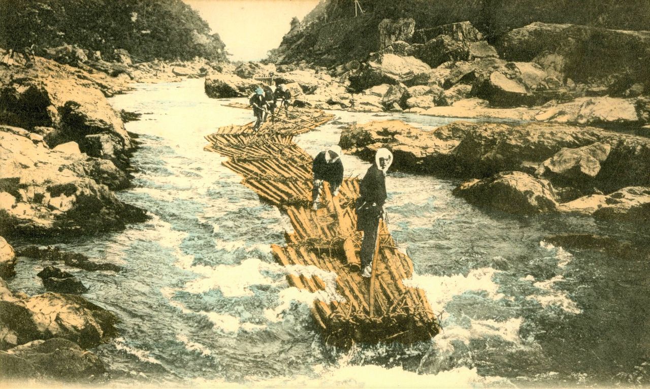明治时代的放筏人把木材编成木筏运往京都。保津川放木筏这一行当始于奈良时代，1970年左右绝迹了（图片：保津川游船企业工会）