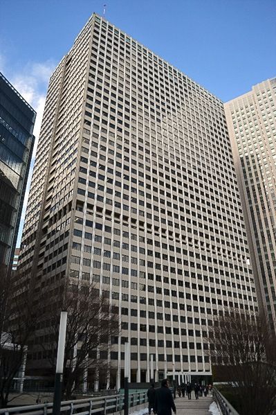 图为1968年开业的“霞关大楼”，乃日本第一栋摩天大楼，地面建筑36层，地下3层楼，高达147米。如今已迈入第50个年头的“霞关大楼”，至今仍作为办公大楼使用，但在日本建筑物高度排行榜上已掉出100名外