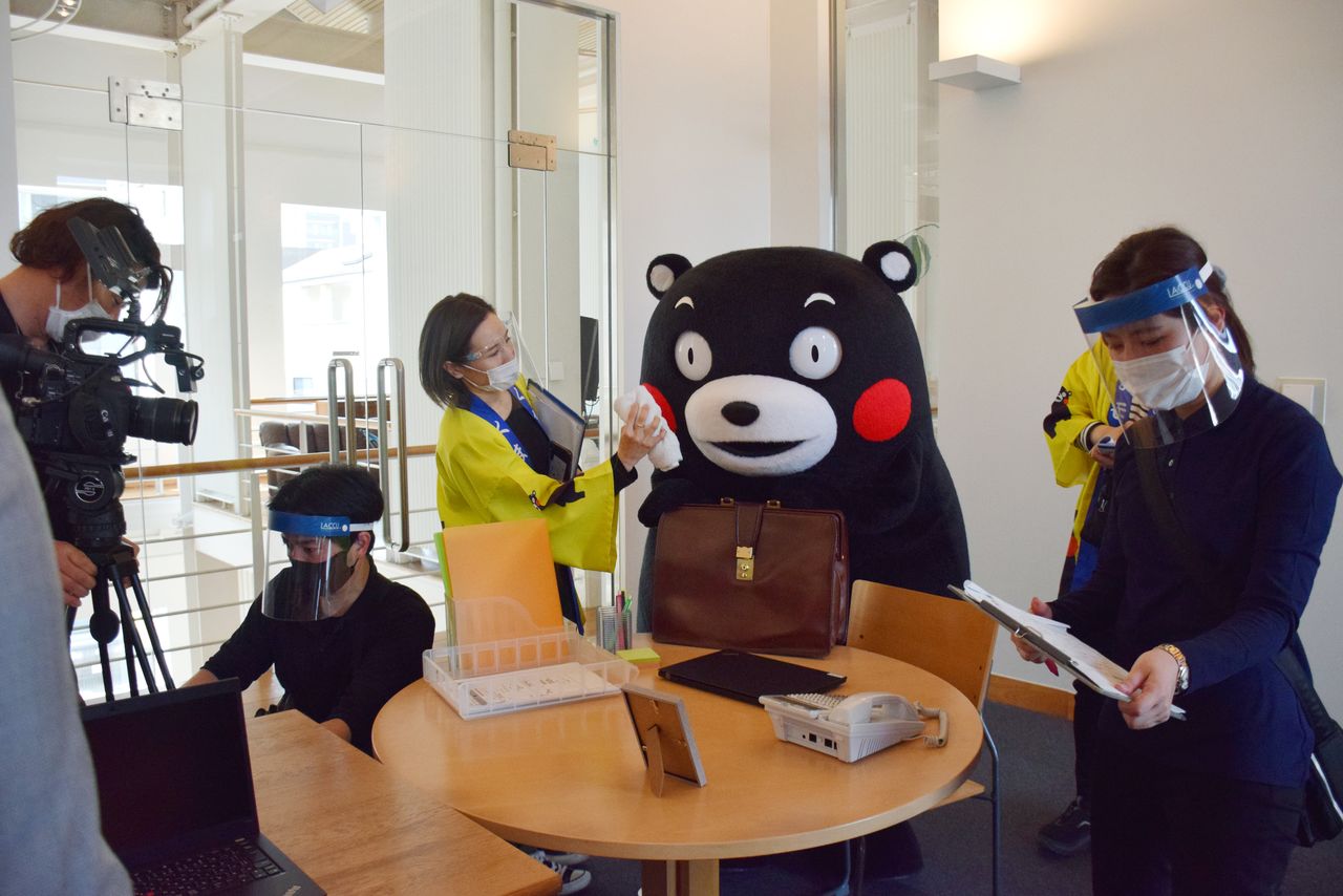在日本电视旗下的熊本县民电视（熊本市）的新闻节目出镜的熊本熊（图片：时事社，摄于2021年2月25日）