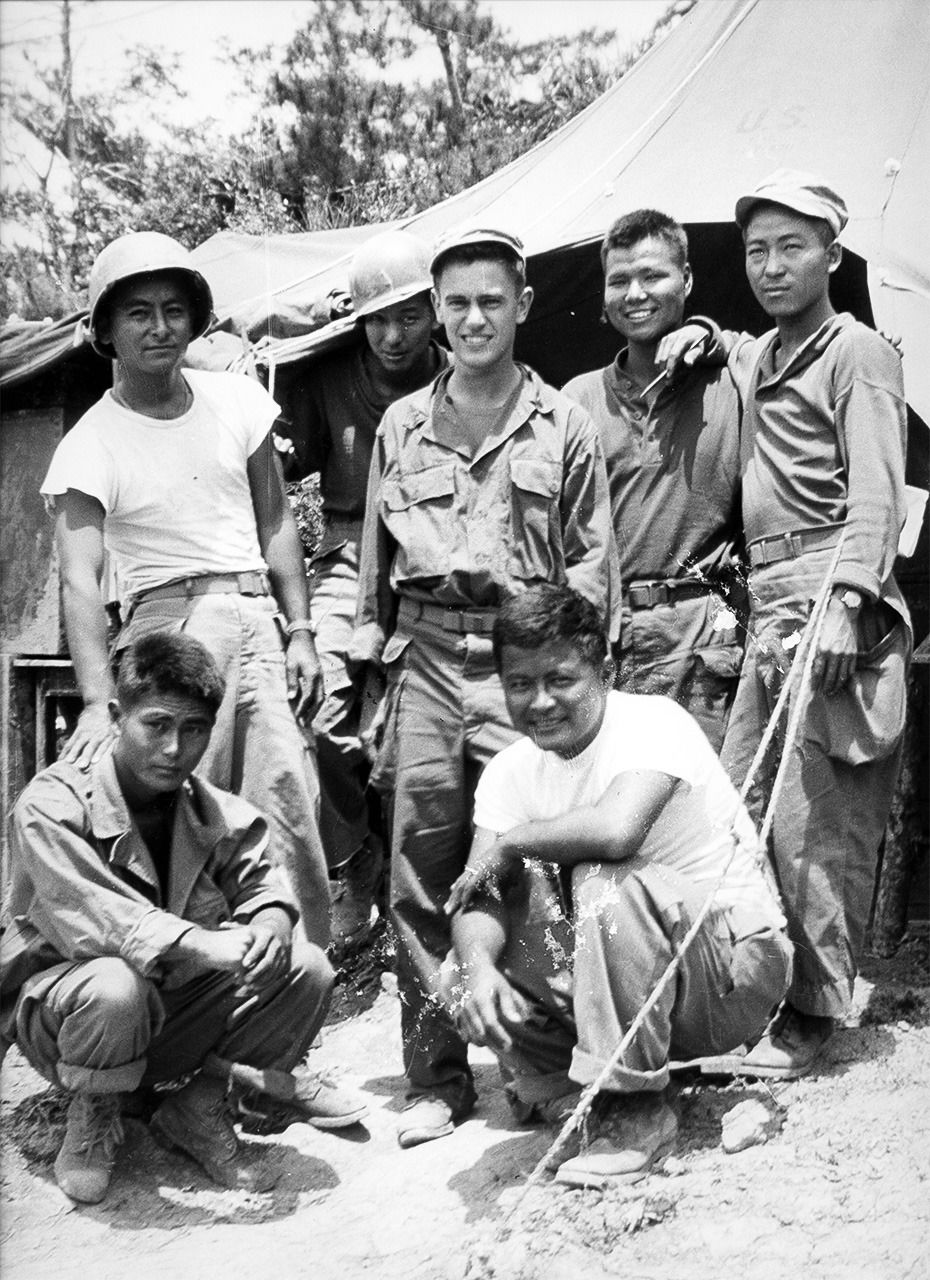 1945年，身为海军情报军官的金在冲绳与日裔二代部下们合影（提供：柏崎唐纳德・金中心）