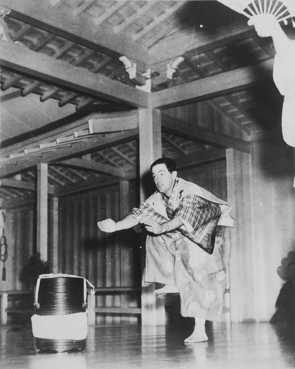 1956年9月13日，金在东京品川的喜多能乐堂扮演狂言剧目“千鸟”中的太郎冠者（渡部雄吉摄影）