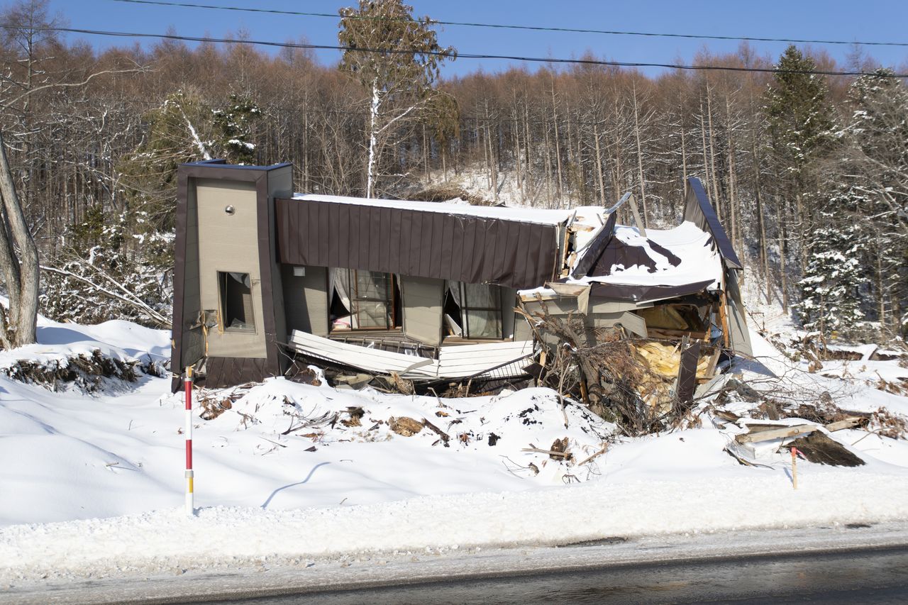 被北海道地震造成的塌方所毁坏的房屋，2019年2月22日，北海道厚真町（时事社）