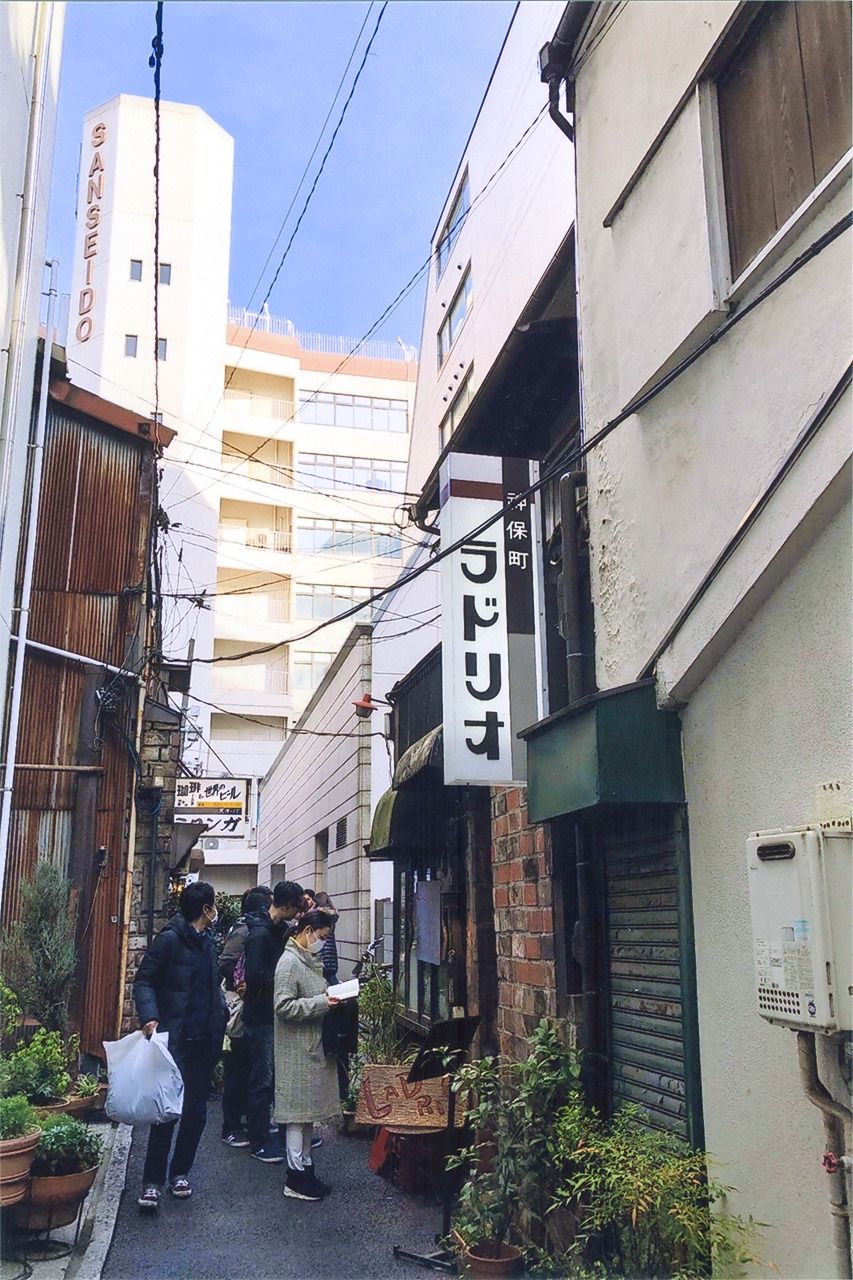 东京神保町LADRIO咖啡店外排队等待的客人们