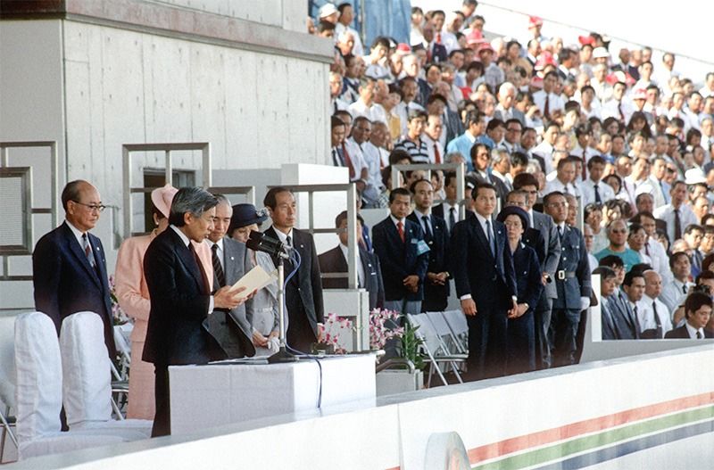 皇太子（现在的明仁天皇）在冲绳国民体育大会上代为宣读昭和天皇的寄语，1987念10月，冲绳市（时事社）
