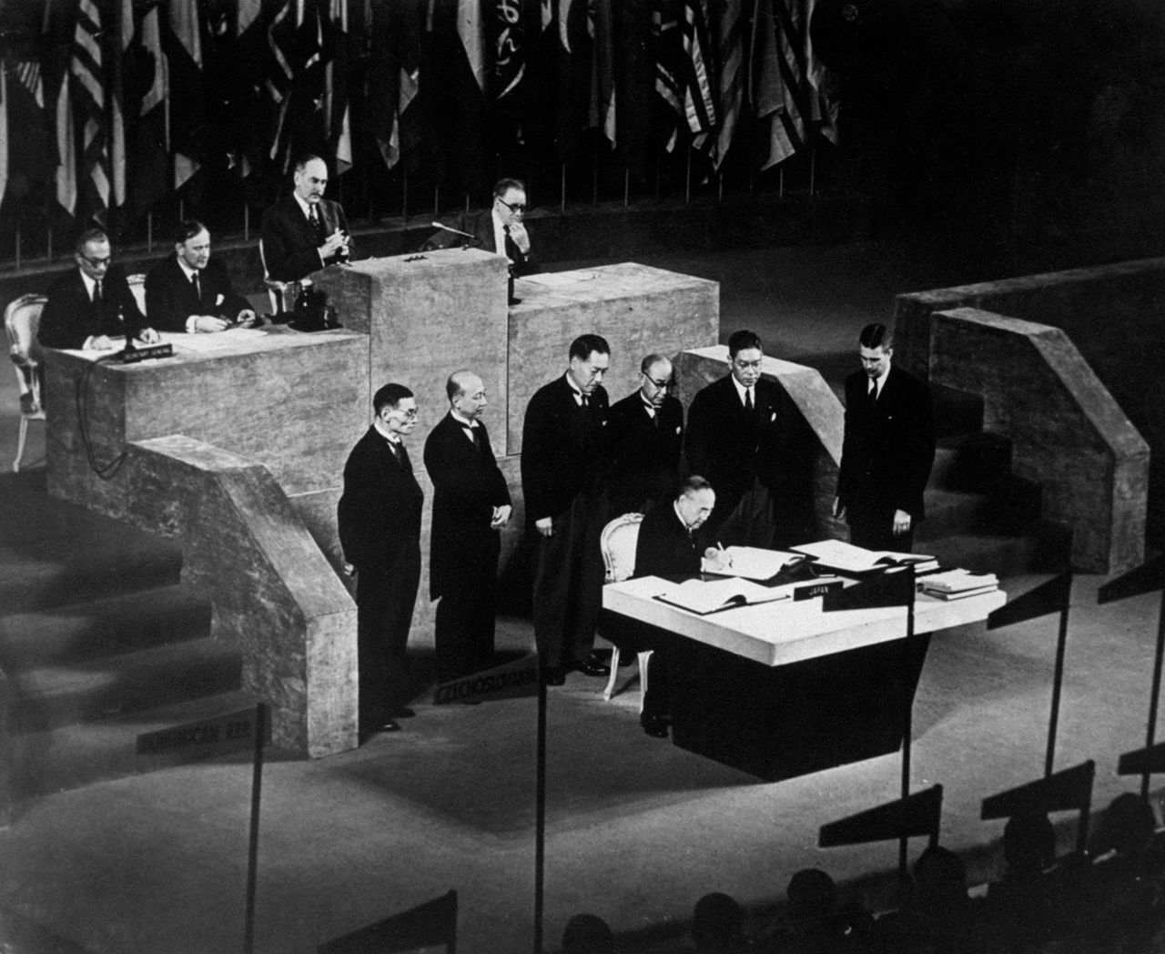 签订《旧金山和约》仪式上，日本首席全权代表吉田茂首相在署名（1951年9月8日于美国・旧金山，时事社）