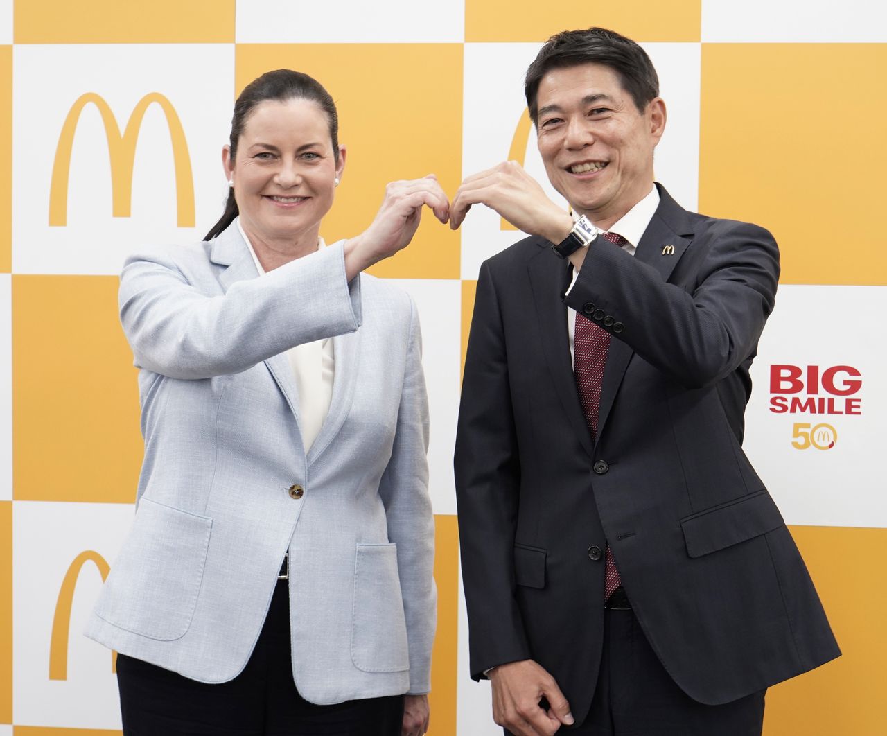 2021年2月19日，日本麦当劳控股公司时任社长萨拉·卡萨诺瓦（左）和即将接班的继任社长日色保董事，在东京都新宿区的公司总部合影（提供：日本麦当劳公司/时事社）