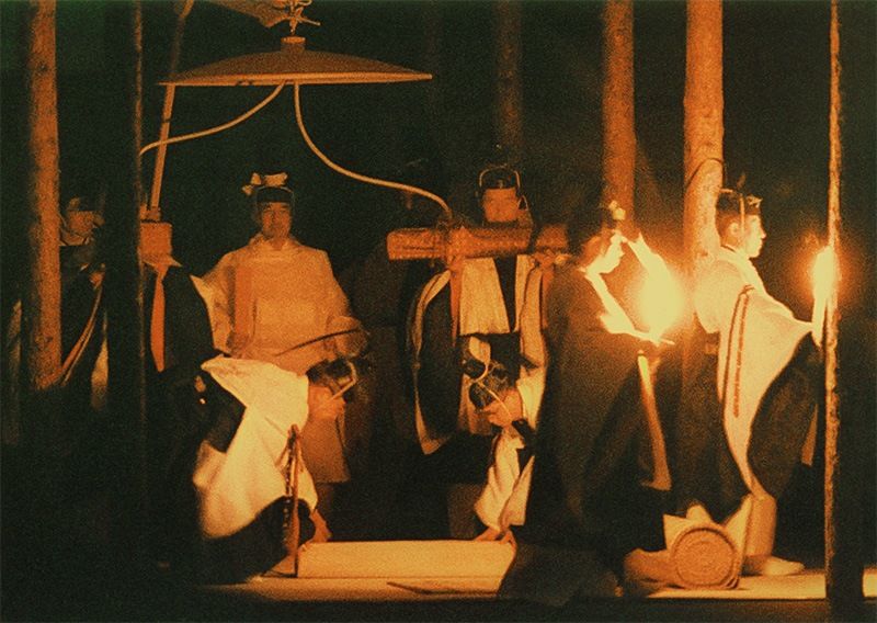 在1990年的大尝祭中，天皇陛下身着纯白的祭服走向悠纪殿（皇居东御苑的大尝宫），1990年11月22日（时事社）