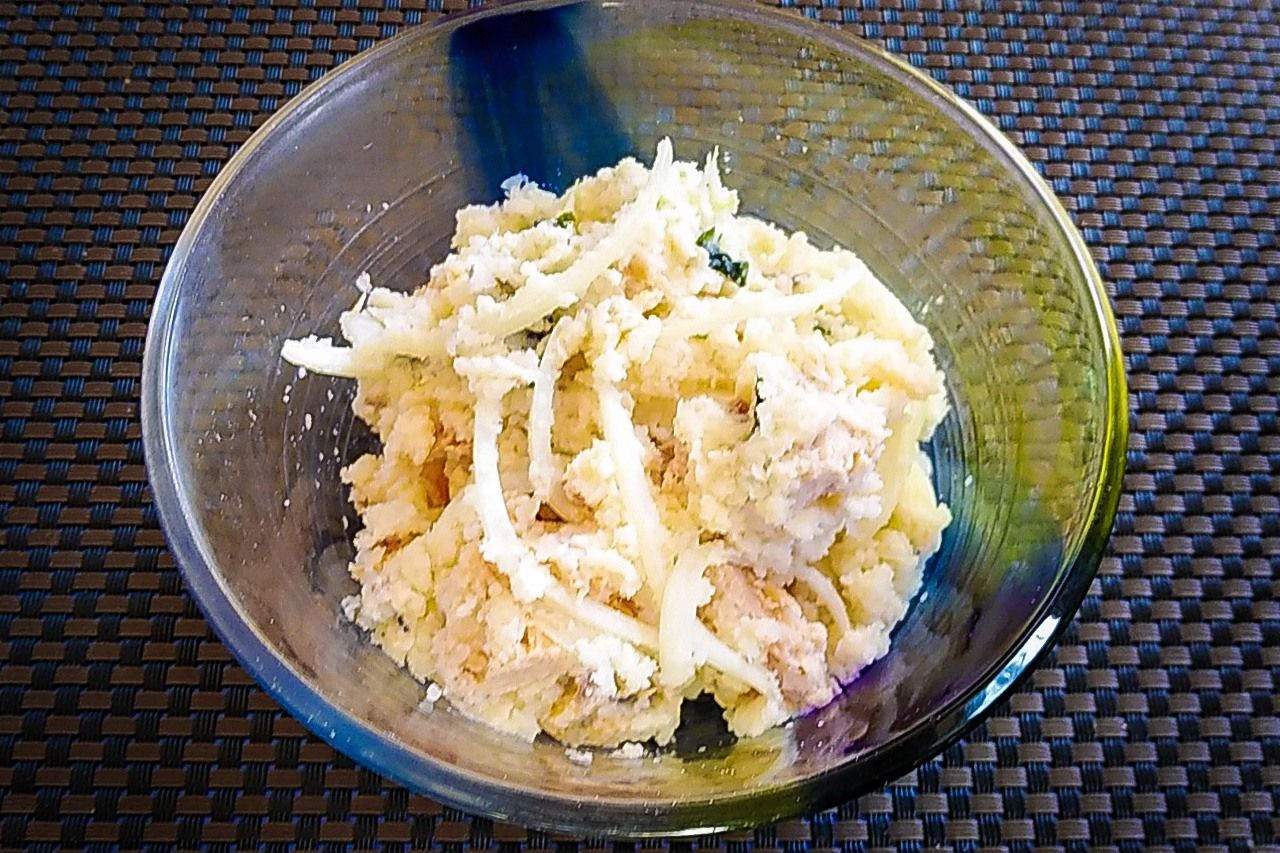 可以在泡发后的干土豆片中添加平常使用的食材，制成土豆色拉