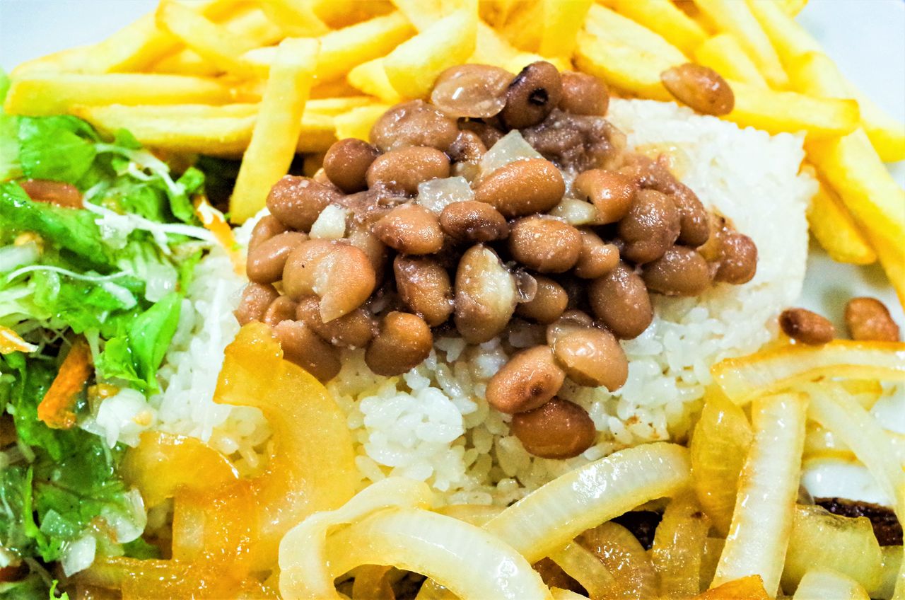 扣在米饭上的是“feijão（豆子）”。巴西最有代表性的家庭料理，拌在一起吃是当地的地道吃法（照片：渕贵之）