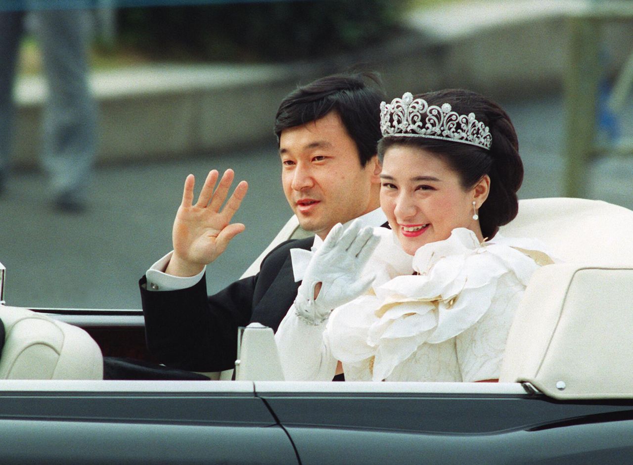 皇太子夫妇在结婚巡游时向沿途的路人挥手致意，1993年6月，东京都千代田区（时事社）